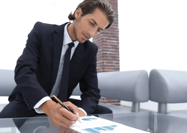 Empresário que trabalha com um relatório financeiro . — Fotografia de Stock