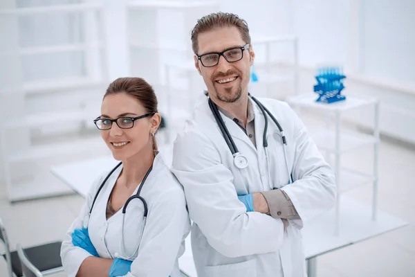 Portret van twee jonge wetenschappers op de achtergrond van het laboratorium — Stockfoto