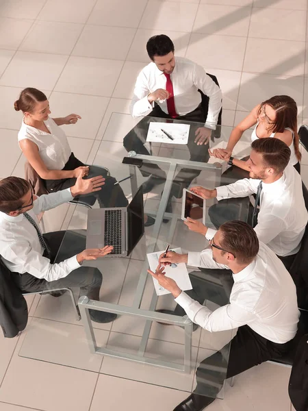 Üzleti találkozó az asztalnál, felülnézet — Stock Fotó