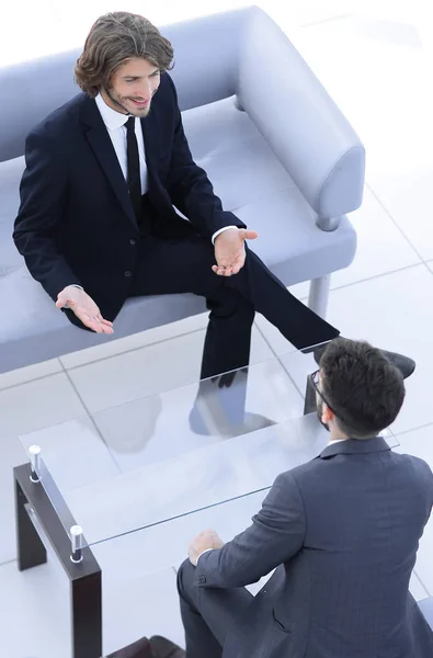 Due uomini d'affari che discutono sul posto di lavoro — Foto Stock