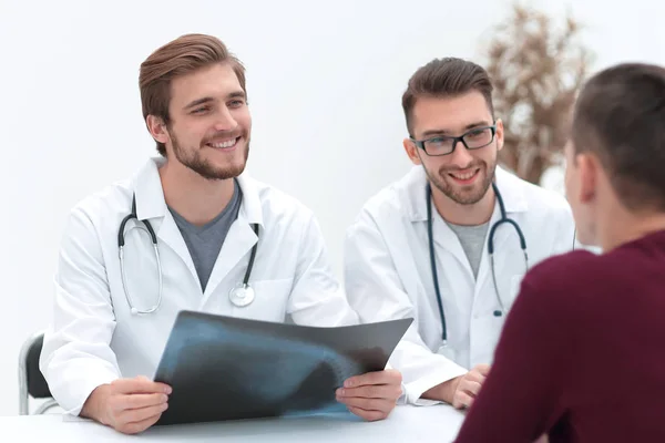 Gruppo di medici che accolgono il loro cliente con una stretta di mano — Foto Stock