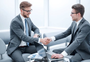 Kapat. İş adamı iş ortağıyla tokalaşıyor