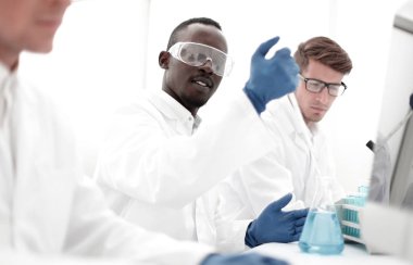 Bir grup bilim adamı sıvı üzerinde deneyler yapıyor.