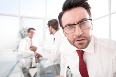 up.Businessman ofisine arka plan üzerinde kapatın