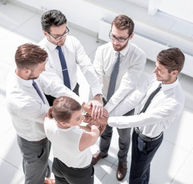 dostu iş ekibi ile birlikte sıktı elleri.