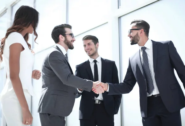 Handshake firmy ludzi stojących w biurze. — Zdjęcie stockowe