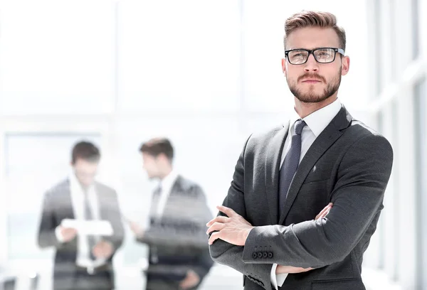 Sonriente hombre de negocios en borrosa oficina fondo — Foto de Stock