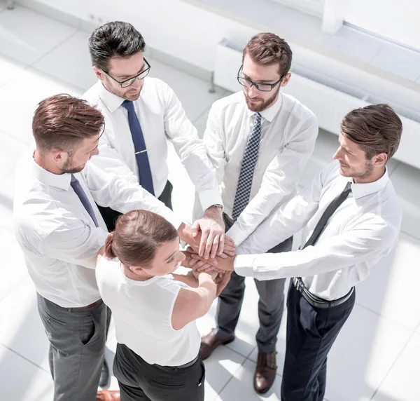 Amigable equipo de negocios con las manos apretadas juntas . — Foto de Stock