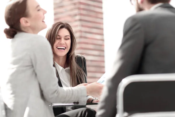 Close up.business Kollegen diskutieren finanzielle Ergebnisse. — Stockfoto