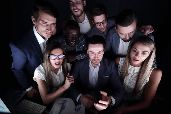 Корпоративная команда сотрудников, смотрящих на экран компьютера — стоковое фото