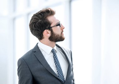 Yan görünüş. İş adamı ofis penceresinden bakıyor