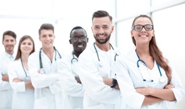 Güzel genç doktor ekibiyle birlikte konferans salonu