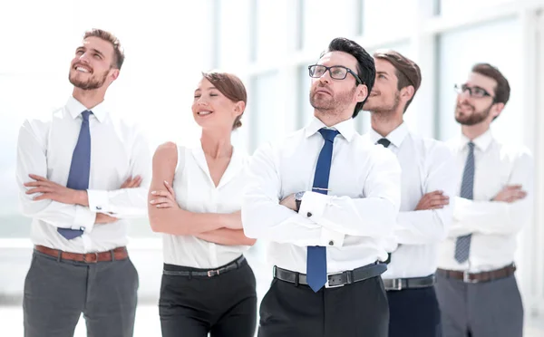 Equipe de negócios de pé juntos e olhando para o espaço de cópia . — Fotografia de Stock