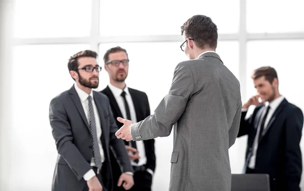 Achteraanzicht. zakenman die permanent in het kantoor — Stockfoto