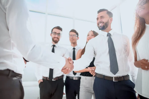 Sonrientes socios de negocios estrechando las manos —  Fotos de Stock