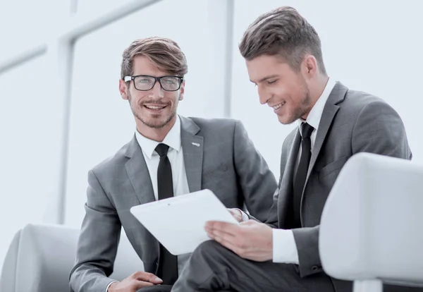 Dos personas de negocios elegantes sonrientes mirando algo en digi — Foto de Stock