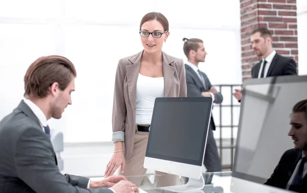 Managerin steht am Schreibtisch — Stockfoto