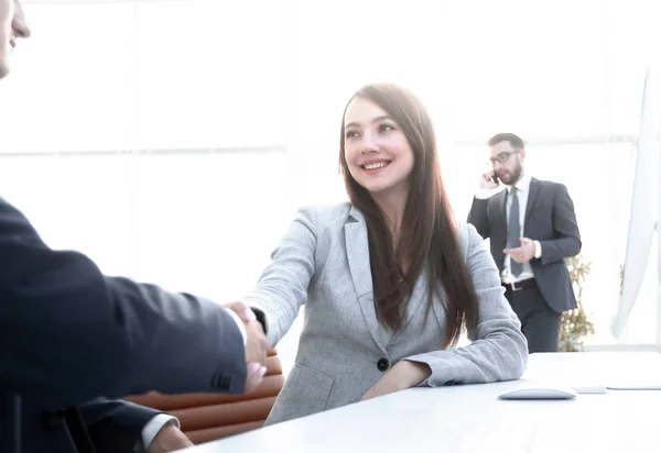 Consultora saludando al cliente  . — Foto de Stock