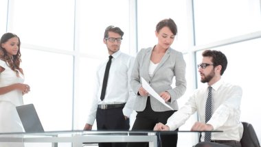 Yardımcısı sujon patron gösterir