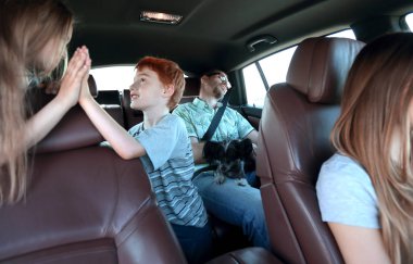 kardeş araba kabin içinde otururken bir beşlik ver