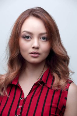 Sarışın kıvırcık saç modeli ve kırmızı dudaklar ile