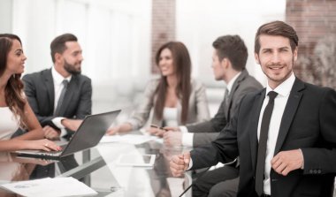 Ofis masa başında oturan genç işadamı