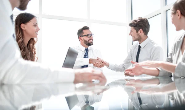 Знизу view.handshake бізнес-партнери над робочим столом — стокове фото