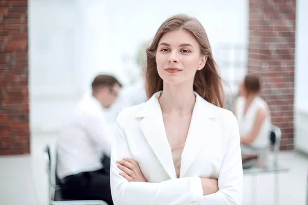 Dromen van een jonge zakenvrouw permanent in kantoor — Stockfoto