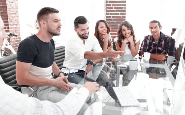 Equipe de negócios que trabalha com dados no computador — Fotografia de Stock