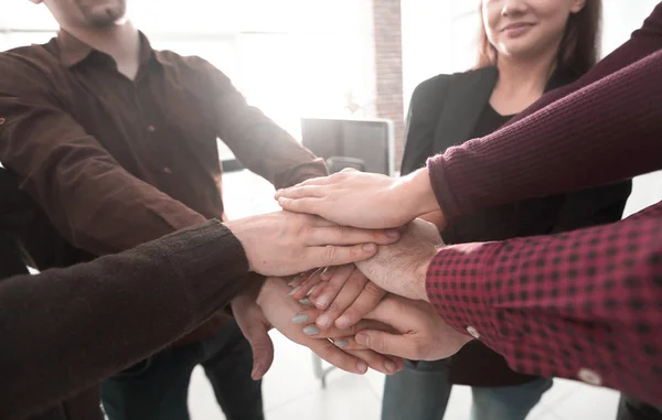 Erfolgreiches Business-Team mit zusammengeklappten Händen. — Stockfoto