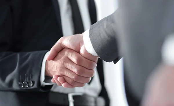 Vriendelijke Glimlachende zakenmensen handshaking. Business concept foto — Stockfoto