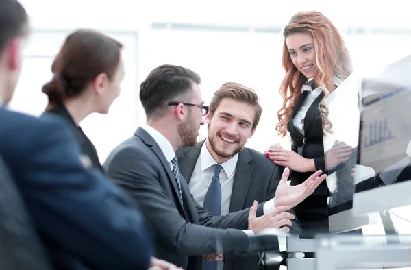 Empleados discutiendo cartas financieras — Foto de Stock