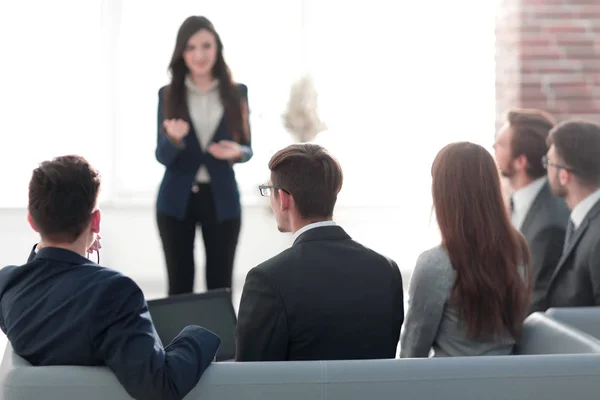 Grupo de empresários felizes discutindo documentos na reunião . — Fotografia de Stock