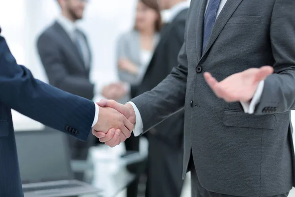 Üzleti partnerek kézfogás üzleti tárgyak a munkahelyen — Stock Fotó