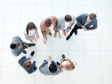 Üst düzey. Ofisin lobisinde duran bir grup çalışan.