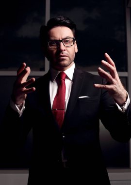 ayakta ve kameraya bakarak yakın up.annoyed iş adamı