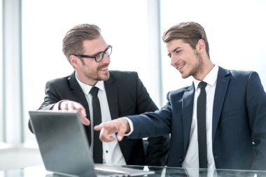 yakın çekim... veri analizi için bir dizüstü bilgisayar kullanarak iki iş adamları