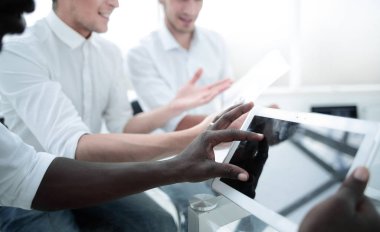 dijital bir tablet üzerinde çalışan iş adamı
