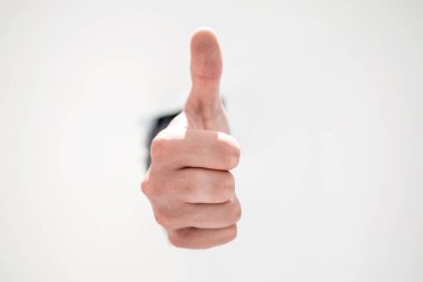 Kağıt duvardan kırma ve sana işaret eden işadamı.