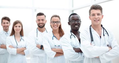 genç doktor kameraya bakıyor