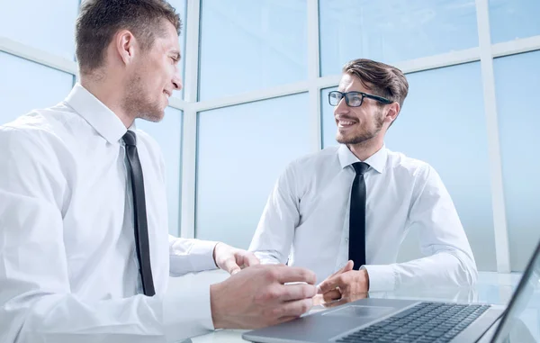 Affärsgrupp diskuterar tillsammans planer — Stockfoto