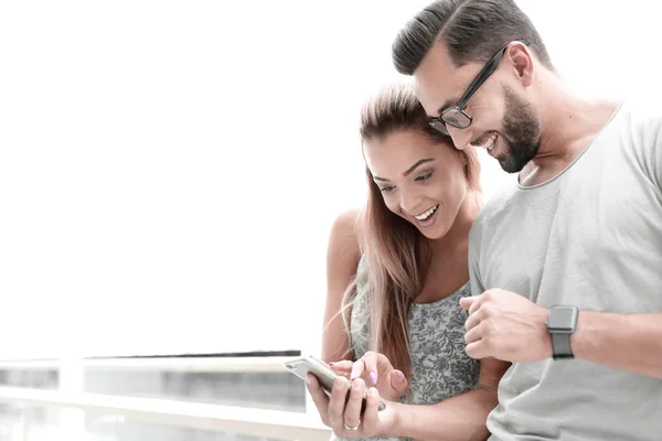 Sluit up.a paar verliefd video bespreken op een smartphone — Stockfoto