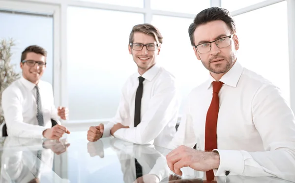 Gruppen av framgångsrika medarbetare sitter på ett kontor skrivbord — Stockfoto