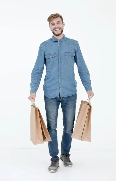 Een jonge man met bruine papieren zakken in zijn handen. — Stockfoto