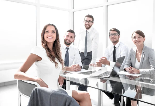 Ung affärskvinna på ett arbetsmöte med business-teamet. — Stockfoto