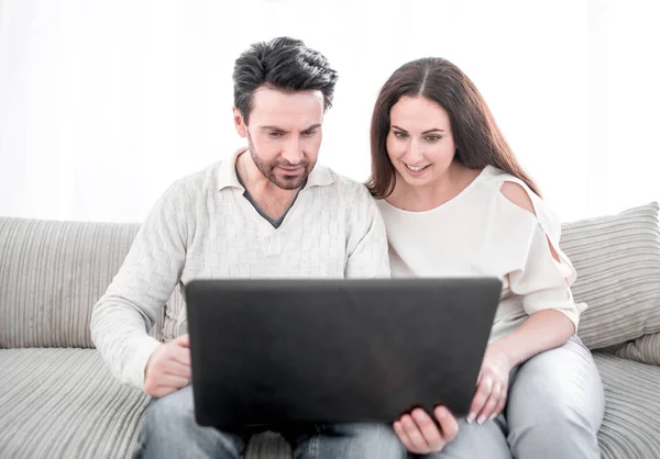 Rindo casal olhando para a tela do laptop . — Fotografia de Stock