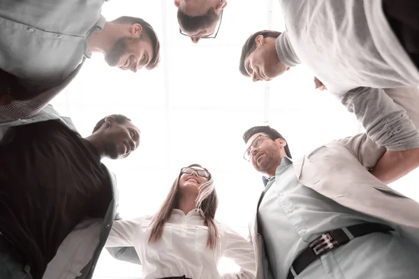 Внизу деловая команда стоит вместе, образуя круг . — стоковое фото