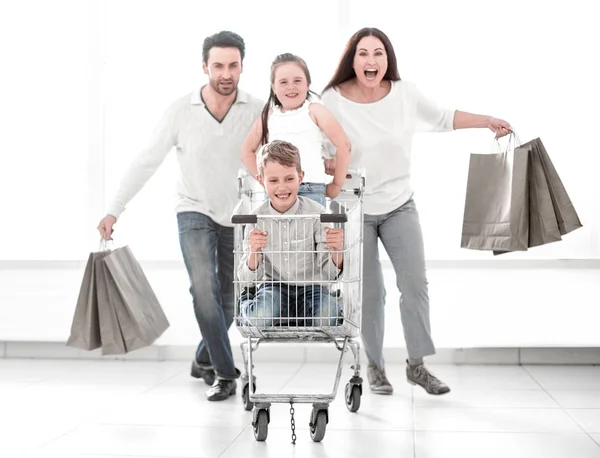 Glückliche Familie ist bereit zum Einkaufen — Stockfoto