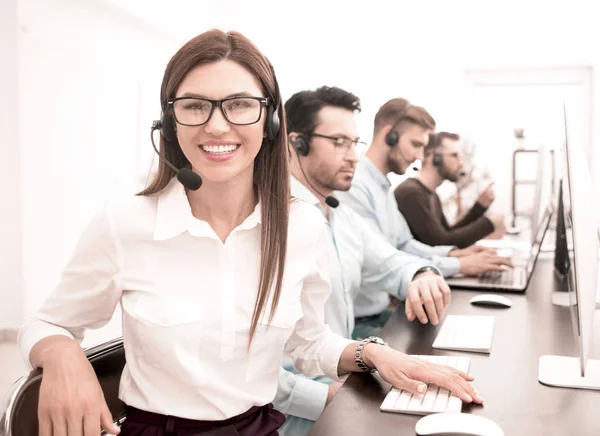 Ler call center medarbetare arbetar i ett modernt kontor — Stockfoto