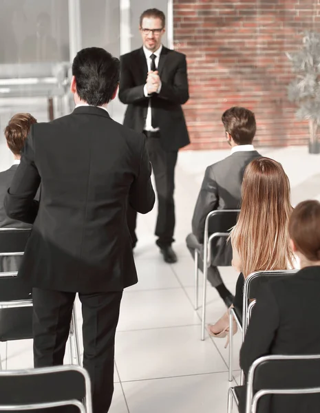 Ouvinte respondendo à pergunta do falante . — Fotografia de Stock